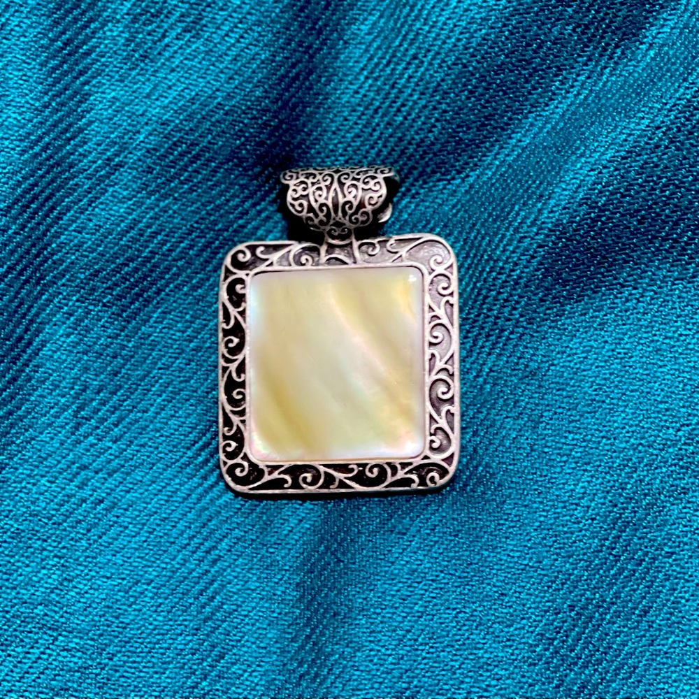 Premier Designs Pendant Used-Great Condition